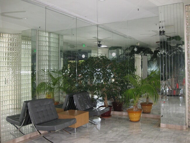 Building Photo - 8715
