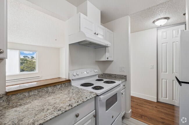 1BR, 1BA - 615SF - Kitchen - Amberwood Apartments