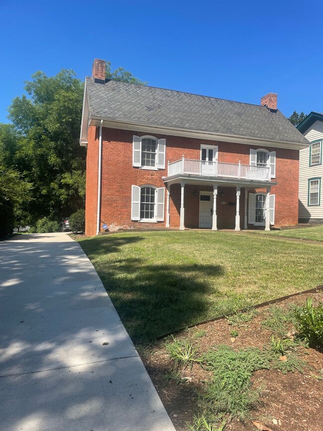 Foto del edificio - Gorgeous 2 story home in the historic Poin...