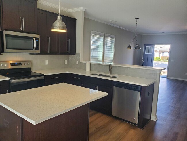 Building Photo - 3 Bedroom, 2.5 bath townhome in the Berwic...