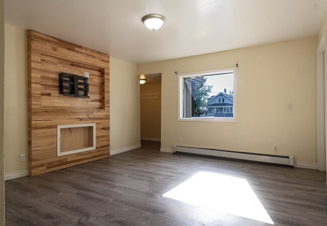 Building Photo - 2 Bedroom/ 1 Bath House