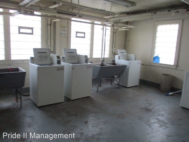 Building Photo - 2 br, 1 bath Apartment - 2912 W Wells St
