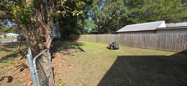 Foto del edificio - Large home on a corner lot in Ville Platte