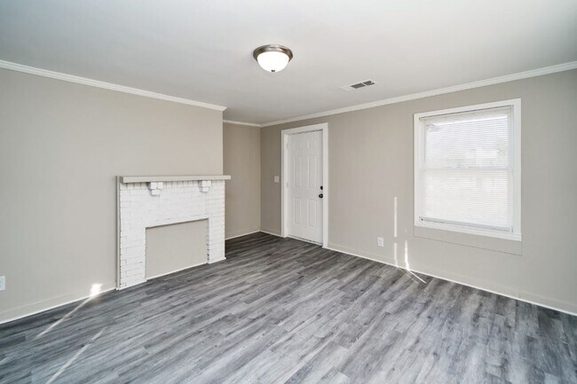 Foto del edificio - Rare Find in Pleasant Grove – Stunning 2BR Home with Oversized Rooms & Huge Fenced Yard!