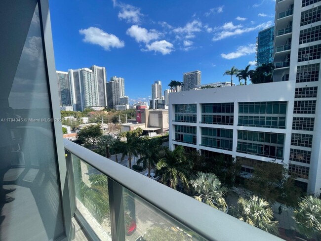 Foto del edificio - 121 NE 34th St