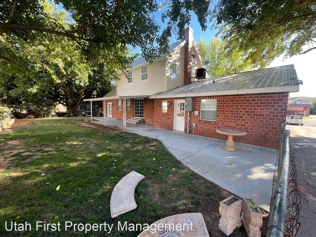 Foto del edificio - 5 br, 3.5 bath House - 2720 Santa Clara Dr.
