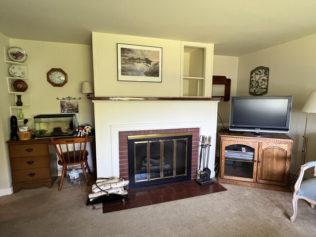 Living Room with Fire place - 147 High St