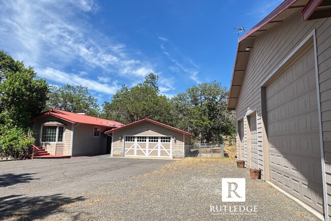 Foto del edificio - 2 1/2 Acres Manicured Country Living