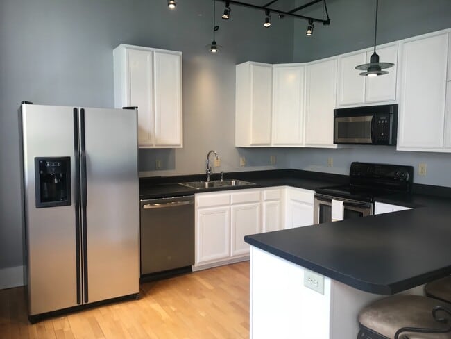Building Photo - 1 W FIFTH ST UNIT 205