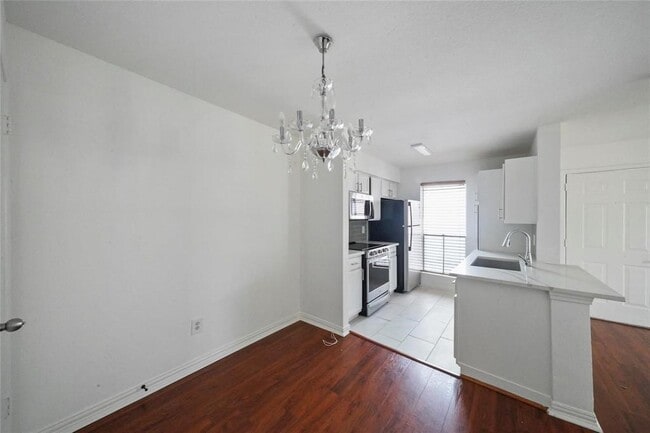 Building Photo - 3900 Woodchase Dr