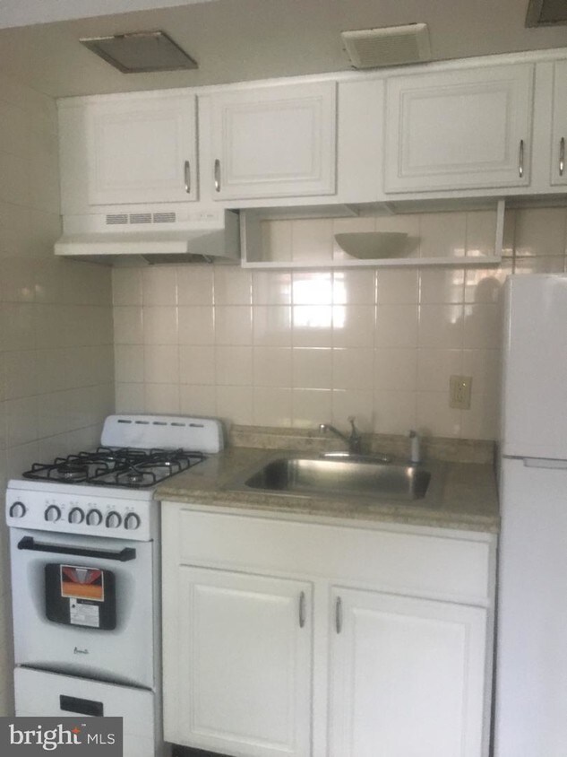 Foto principal - 7200 Crittenden St