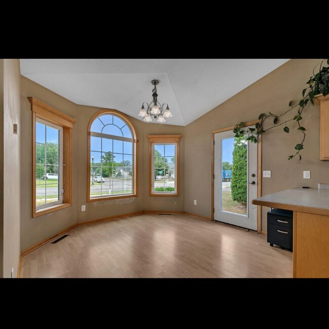 Building Photo - 400 Pheasant Dr