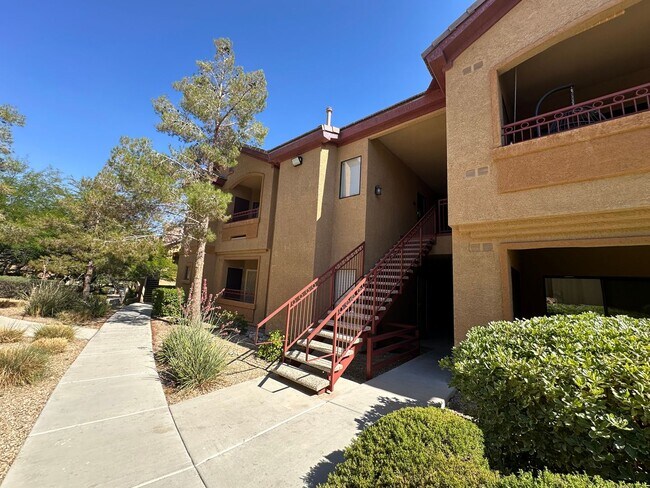 Foto del edificio - Second-Floor Condo With Relaxing Balcony Located In Northwest Las Vegas