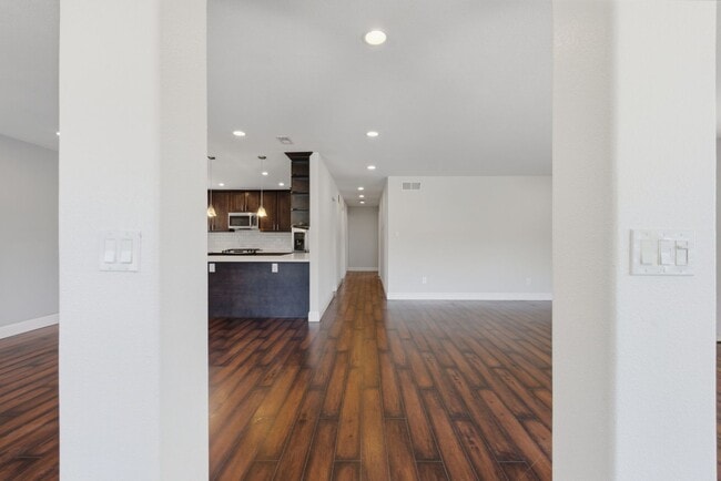 Building Photo - Modern, bright, and move-in ready.