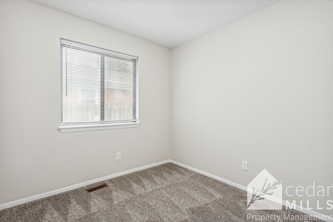 Foto del edificio - Freshly Remodeled, Large Duplex!