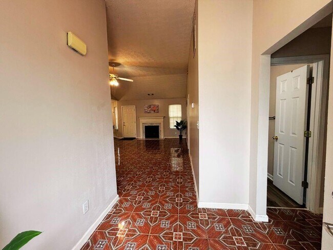 Foto del edificio - 5410 Twin Lakes Dr