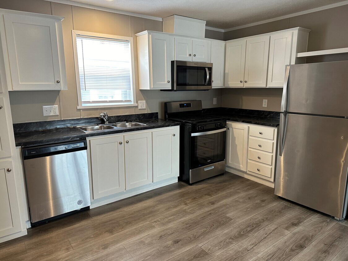 38 Canal Dr, Pontiac, MI 48341 House Rental in Pontiac, MI