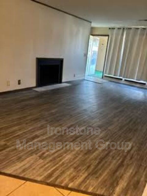 Foto principal - 6004 S Newport Ave