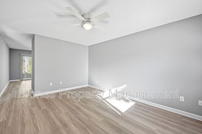 Foto del edificio - 905 Chimneys Ln