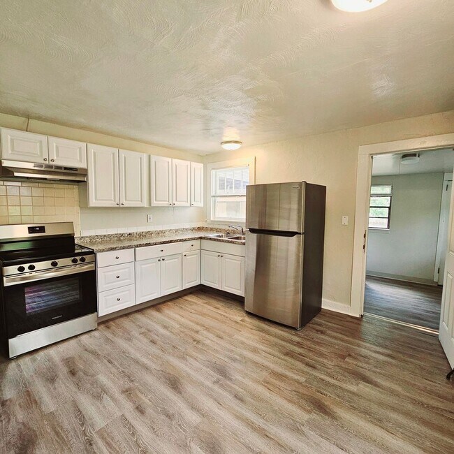 Foto del edificio - Fully Remodeled 2-Bed, 1-Bath Home in Old ...