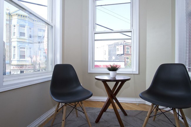 Foto del edificio - 1045 W Belmont Ave