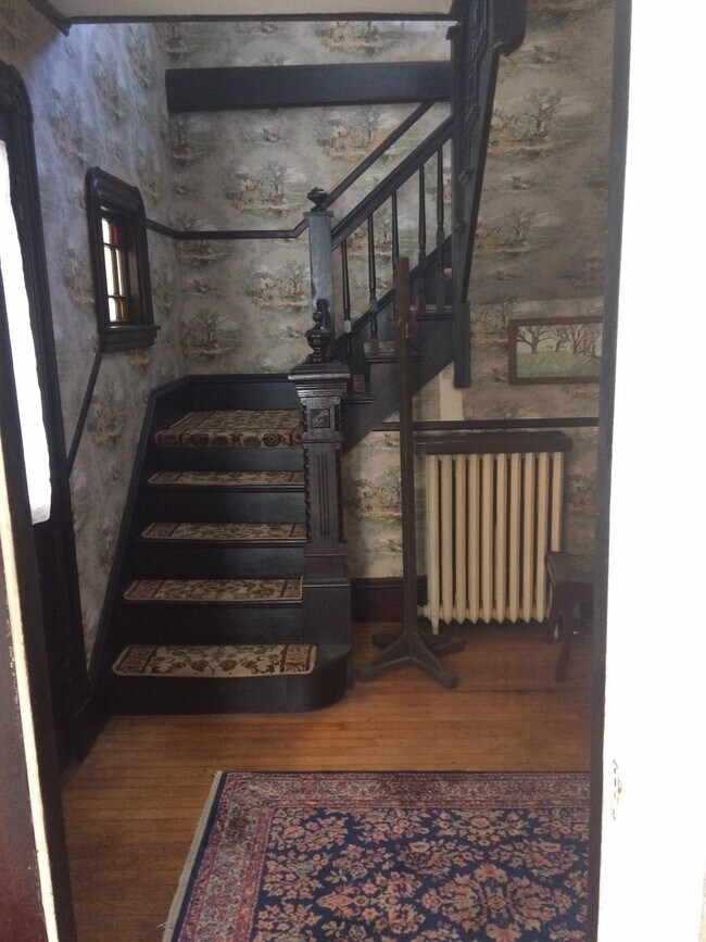 Foyer - 419 Lebanon St