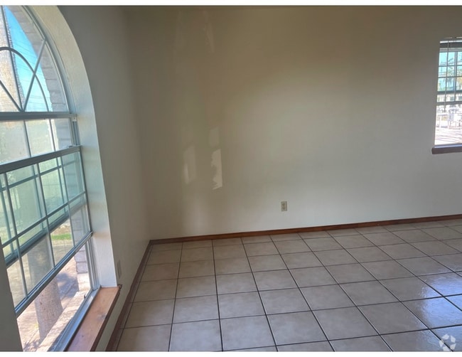 Building Photo - 1000 Wild Rose Ln