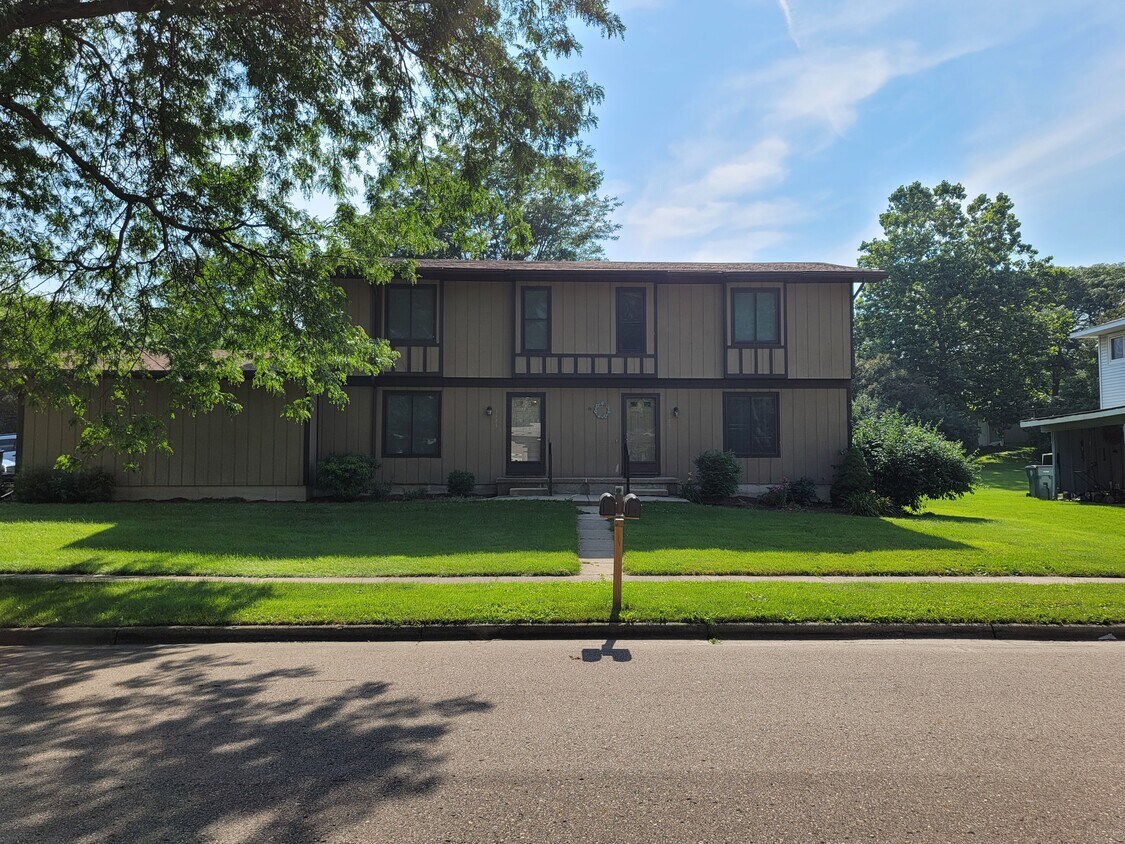 1423 Smithfield Ave, East Lansing, MI 48823 Townhome Rentals in East