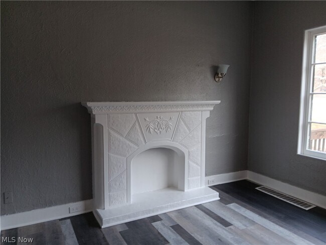 Building Photo - 1124 E 114th St