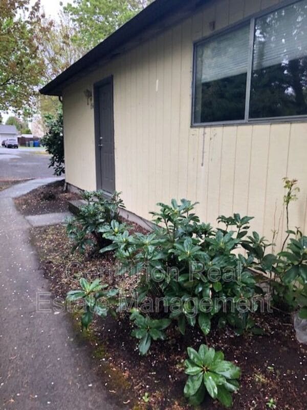 Building Photo - 156 Manbrin Dr N