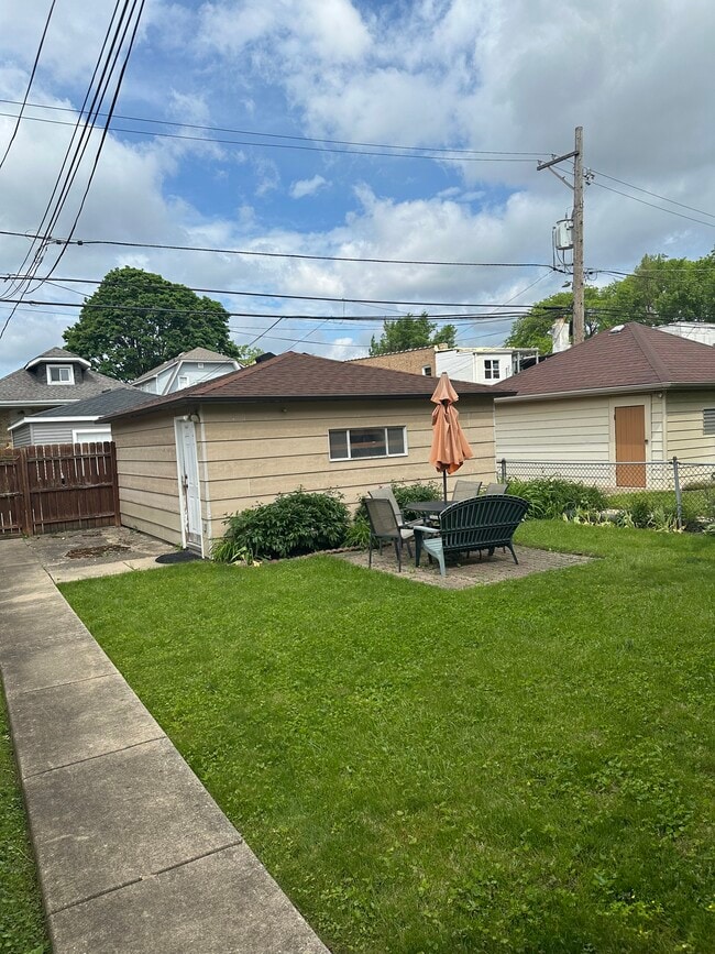 Building Photo - 6544 N Talman Ave