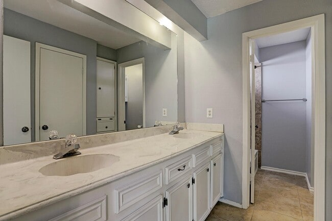 Building Photo - 15427 Swan Creek Dr