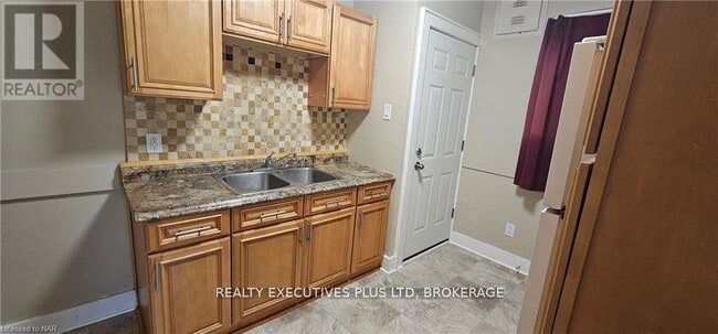 Building Photo - 4865 Simcoe St