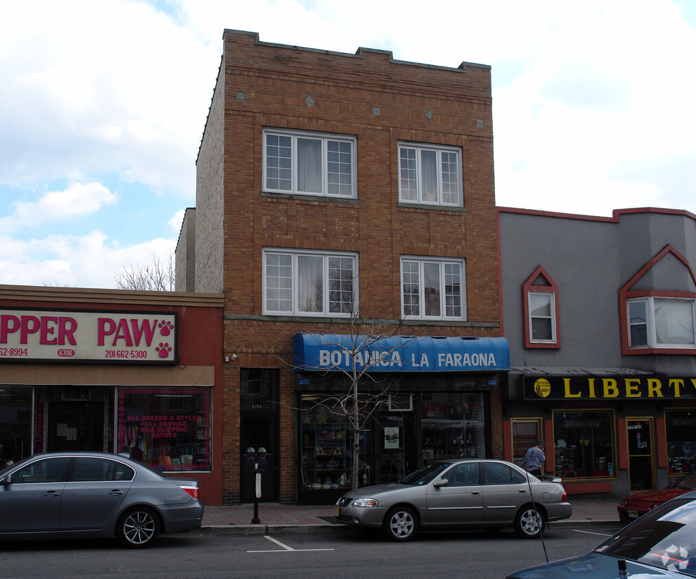 Foto principal - 6704 Bergenline Ave