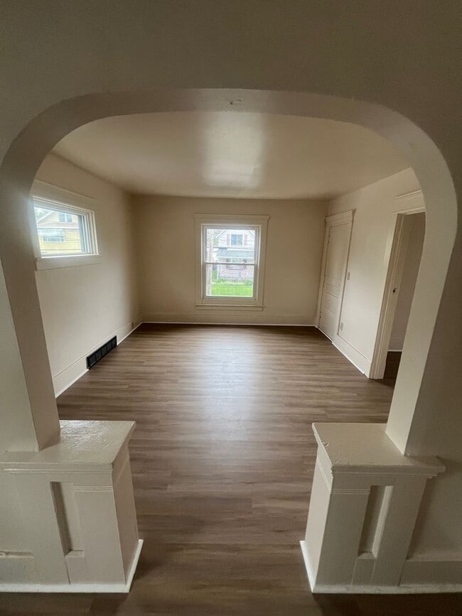 Building Photo - 1146 E 26th St