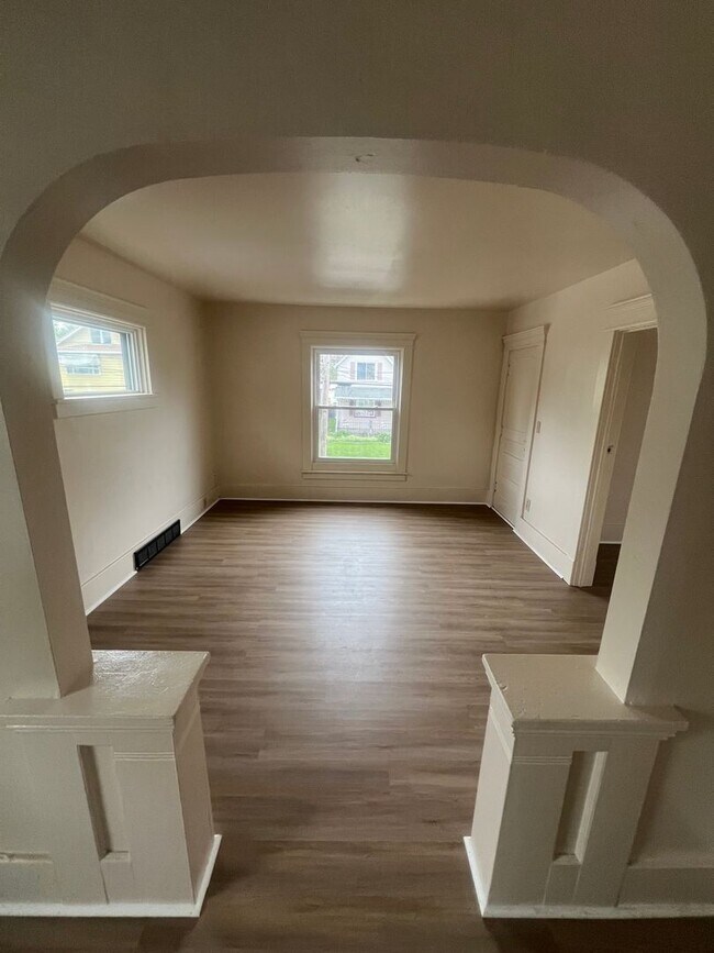 Building Photo - 1146 E 26th