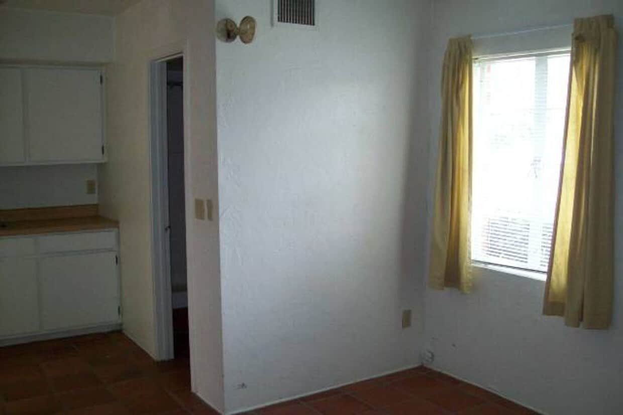 Building Photo - 1320 S Ash Ave