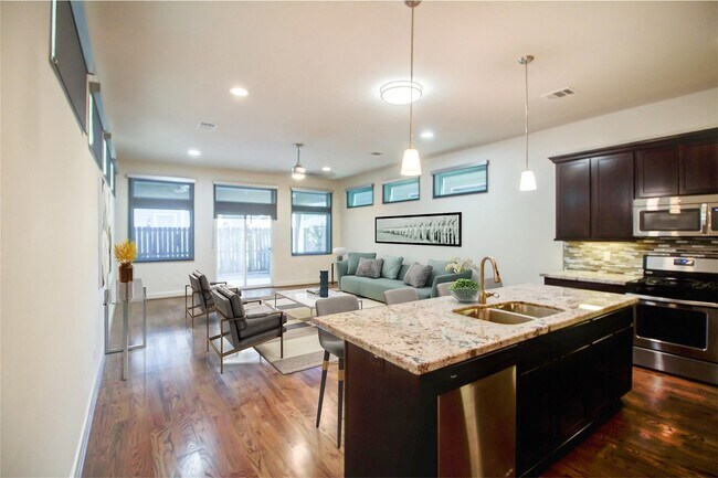Foto del edificio - 2210 Hutchins St