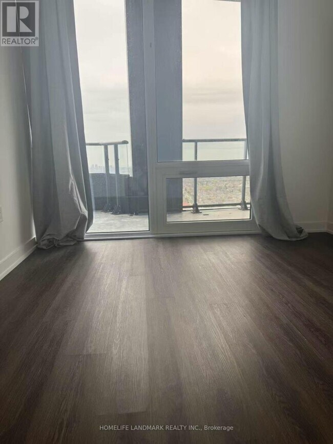 Photo du bâtiment - 448 Burnhamthorpe Rd W