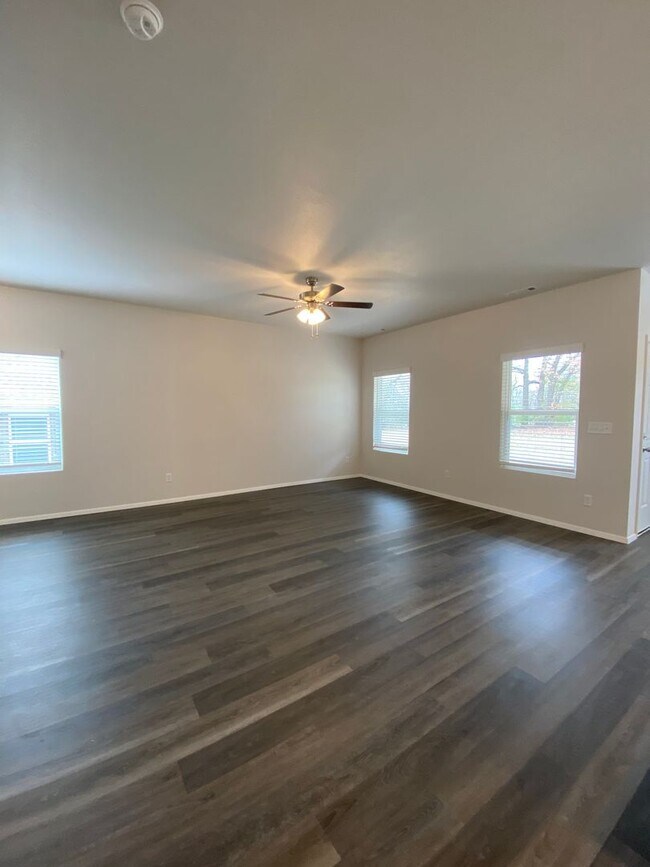 Foto del edificio - *Pre-leasing* Three Bedroom | Two and a Ha...