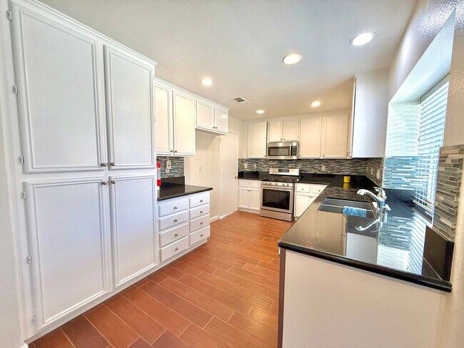 Foto del edificio - Two Story Four Bedroom home for lease in Jurupa Valley $3,450