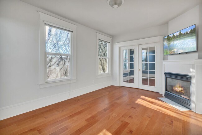 Building Photo - Charming Cottage Style Condo in Fremont!