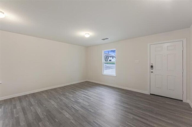 Building Photo - 712 Velma St