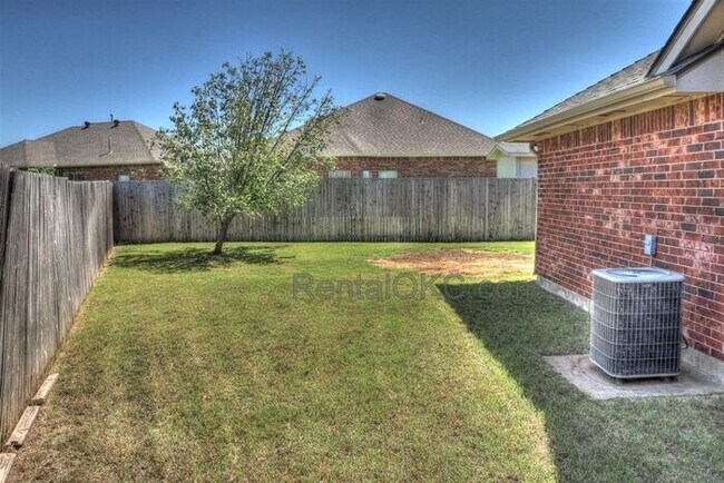 Building Photo - Moore 3/2 bed plus office and a storm shel...