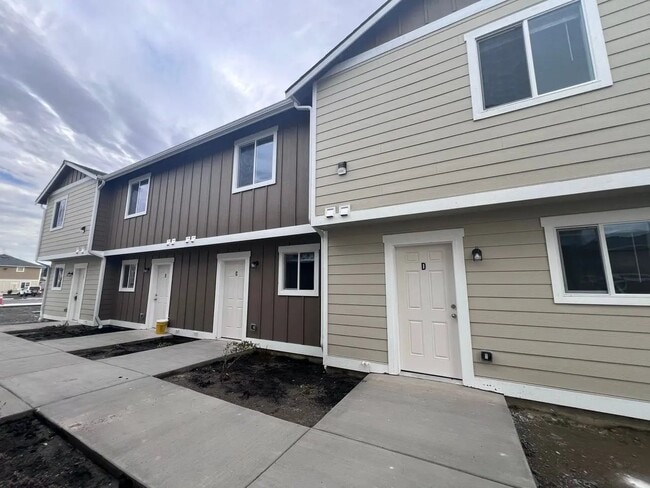 FIRST MONTHS RENT FREE - 677 Cook Rd