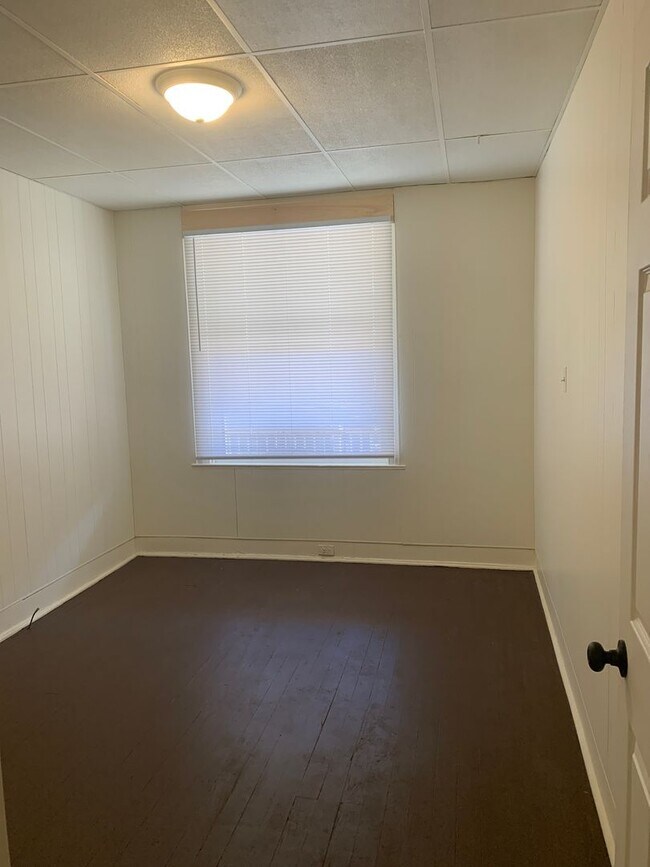 Building Photo - Available Now! 1 Bed/1Bath, 1st Floor, Par...
