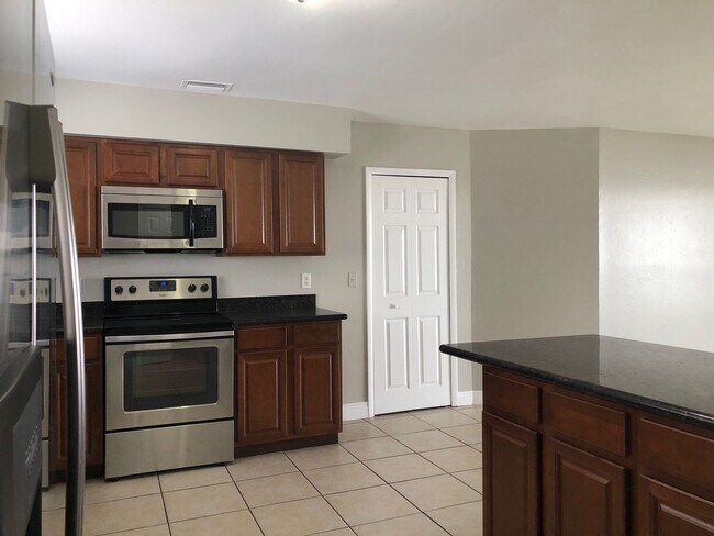 Building Photo - Large 3 Bedroom 2 Bath 2nd Floor Apartment