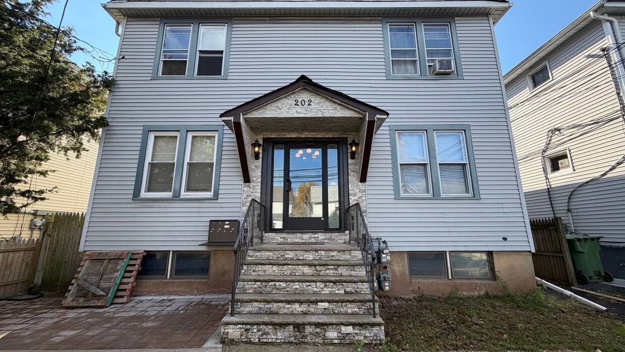 EXTERIOR - 202 S Stiles St