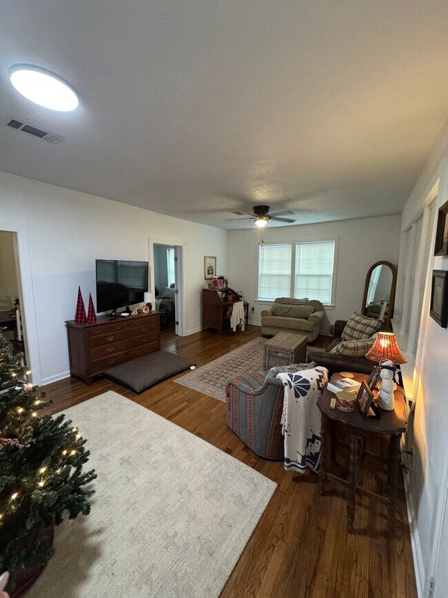 Foto del edificio - August Move-In! Charming 2/1 house near Do...