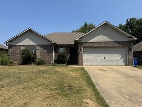 Building Photo - 2830 Longbow Ln